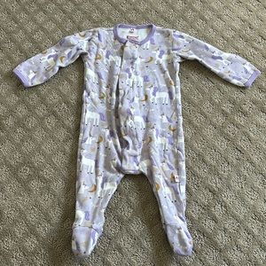 Baby girls magnetic onsie in unicorn purple print. Size 6-9 months